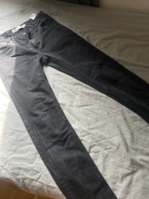 Jeans - Säljer ett par Levis byxor super snygga och inga skador. Ny skick