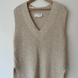 Selected Femme väst  - Stickad väst från Selected Femme, bomull/akryl/ull. One side, men passar M-L