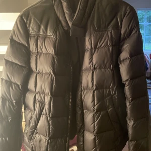 Jacka  - Jättesnygg äkta herrjacka från balmain Paris. Köpt på ABCD butiken i Stockholm. Nypris 15000 och säljes för 5000kr. Priset är förhandlingsbart vid snabb affär. Kort i modellen vid midjan. Den är i nyskick, säljes då den inte kommer till användning. 