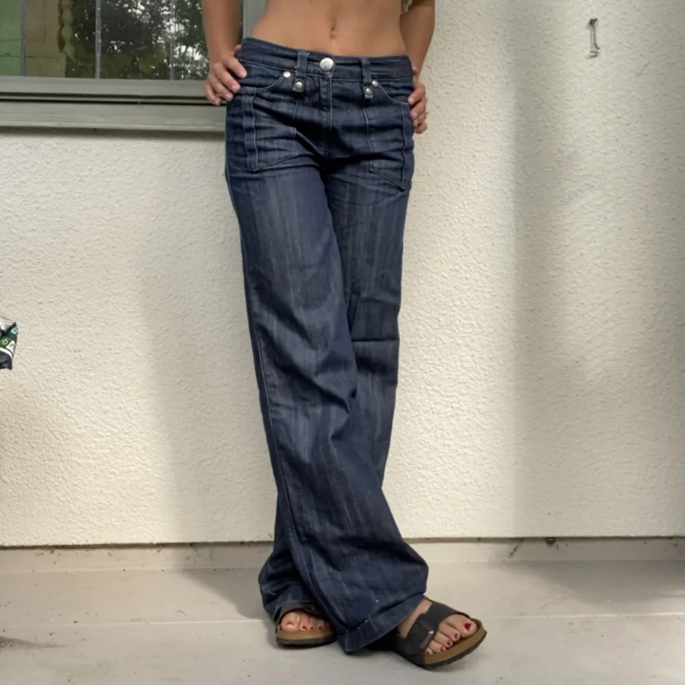 Skitsnygga mörka low/mid-waist jeans. Så snyggt utsvängda!! Pyttelite slitna nere vid fötterna. Skriv för mått! . Jeans & Byxor.