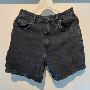 Svarta demin shorts  - Rensar ut min garderob för saker jag inte använder. För mer frågor, bara och skicka iväg ett meddelande!😋 (Frakt varierar storleken på plagget)