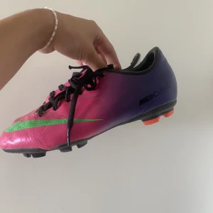 Nike- Fotbollsskor  - Fotbollsskor i strl 38 från Nike.  Många mål har gjorts i dessa skor, därav är dem också i använt skick;).  Säljer dem så att någon ny kan få glädje av dem:)