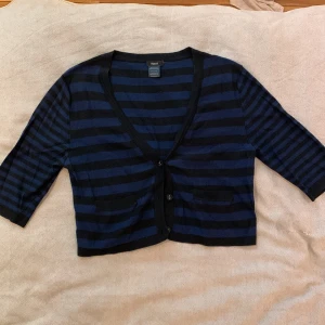 Filippa K Bolero - Blå/svart randig bolero med fickor och knappar där fram. Mycket skönt material!🫧