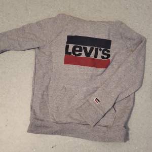 En grå hoodie från Levi's.  Använd några gånger Den är ganska tjock så man fryser inte i den.  Stl Xs Inte oversize 