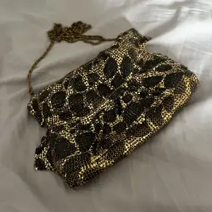 Jättefin mini väska i leopard print och är typ gjord av metallisk tyg❤️❤️köpt i London 