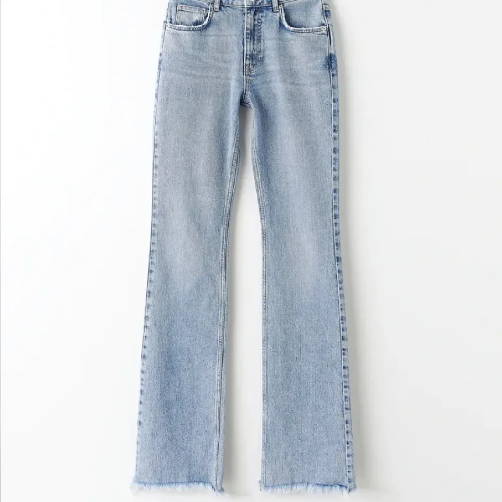 Säljer dessa flare jeans från Gina. Första bilden är lånad🩷har klippt av lite av fransarna längst ned. Byxan är rätt mycket lång på som är 163🩷. Jeans & Byxor.
