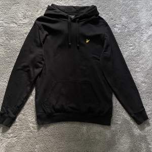 Svart Lyle and Scott hoodie i nyskick. Använd en gång. Nypris 799 kr