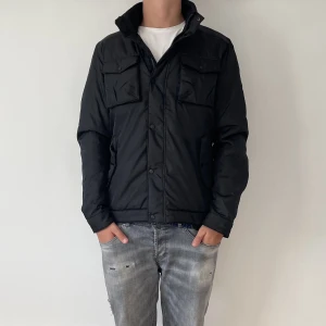 J.Lindeberg Jacka  - J.Lindeberg Jacka - storlek L - varan är jätte fint skick, utan defekter - modellen är 188cm och 83kg - vid frågor eller funderingar är det bara att skriva!