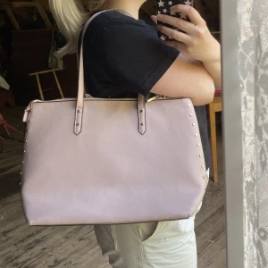 Bag - Rymlig rosa bag/handväska, finns även ett långt band till🩷