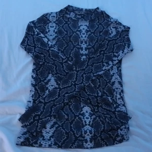 Ormtryck tröja - En snygg ormtryck genomskinlig tröja, ungefär som de kända intimissimi tröjorna