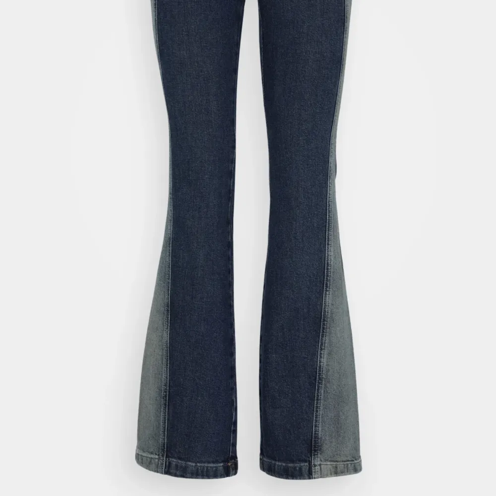Säljer dessa väldigt snygga jeansen ifrån Weekday som har en annan slags jeans färg på sidan - as coolt! Säljer då jeansen vart fel storlek för mig bara! Så de är typ aldrig använda🥰. Jeans & Byxor.