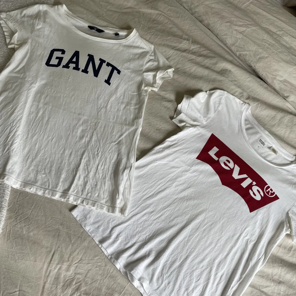 Båda i storlek XS. . T-shirts.
