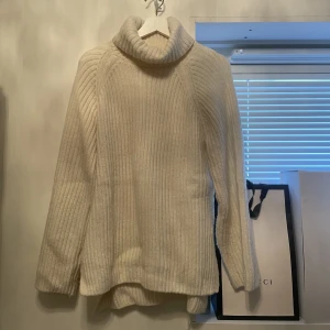 Lång stickad tröja - Säljer denna fina stickade tröjan som är lite längre🤍