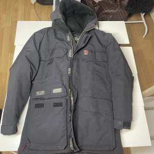 Fjällräven dunjacka  - Välanvänd dunjacka! dragkedjan är lite strulig, men fungerar fortfrande!  