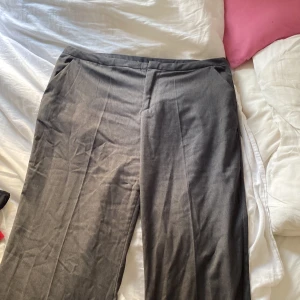 Kostymbyxor från Bella hadid  - Använda ett fåtal gånger från Bella hadids kollektion med about you!! Snygga höst byxor. Säljer pga blivit för stora. Stora i storleken i would say. Original priset är just nu 629