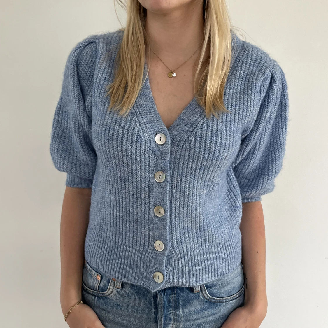 Blå stickad kofta