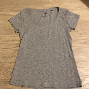 Lager 157 T-Shirt - Säljer denna tröja från Lager-157 då den blivit lite för tajt på mig! Använd 1 gång och syns inte något tecken på användning! Köptes för 50kr säljer för 40! Är även mer intresserad av byten om någon var intresserad!❤️