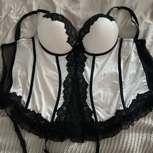 Skitsnygg korsett - Säljer då jag inte heller får någon användning för den 