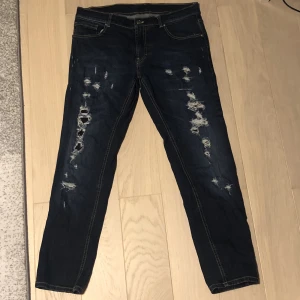Les Hommes jeans storlek 33 - Blå destroyed jeans från Les Hommes. Storlek 33 och i fint skick. Kom med bud om priset inte passar. 