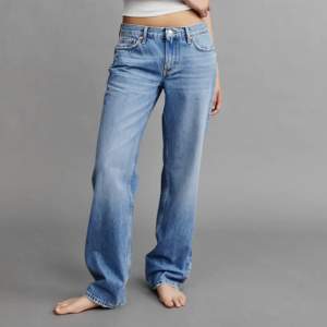 Säljer mina low waist straight jeans från Gina du dem inte kommer till användning längre. 