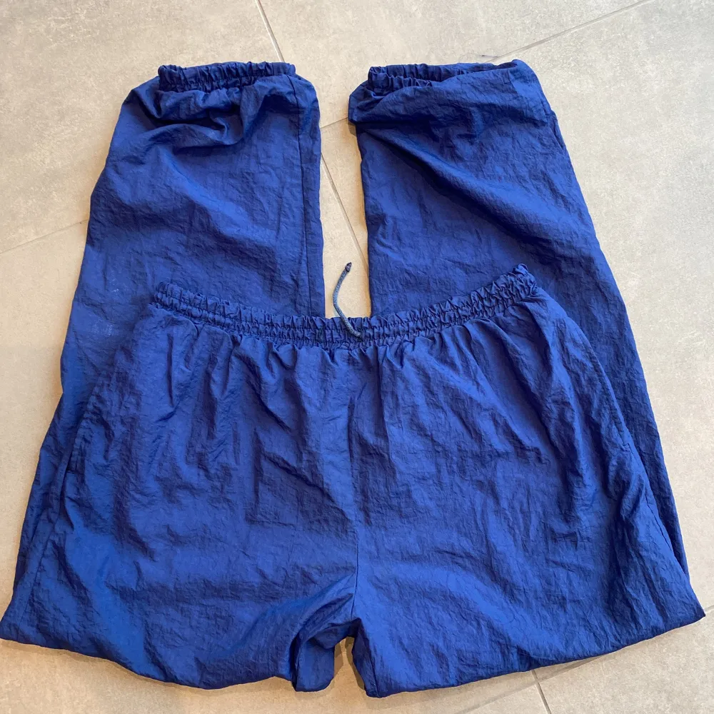 Fodrade överdragsbyxor med nylon-utsida och insida i bomull.🫐🐬🌀. Jeans & Byxor.