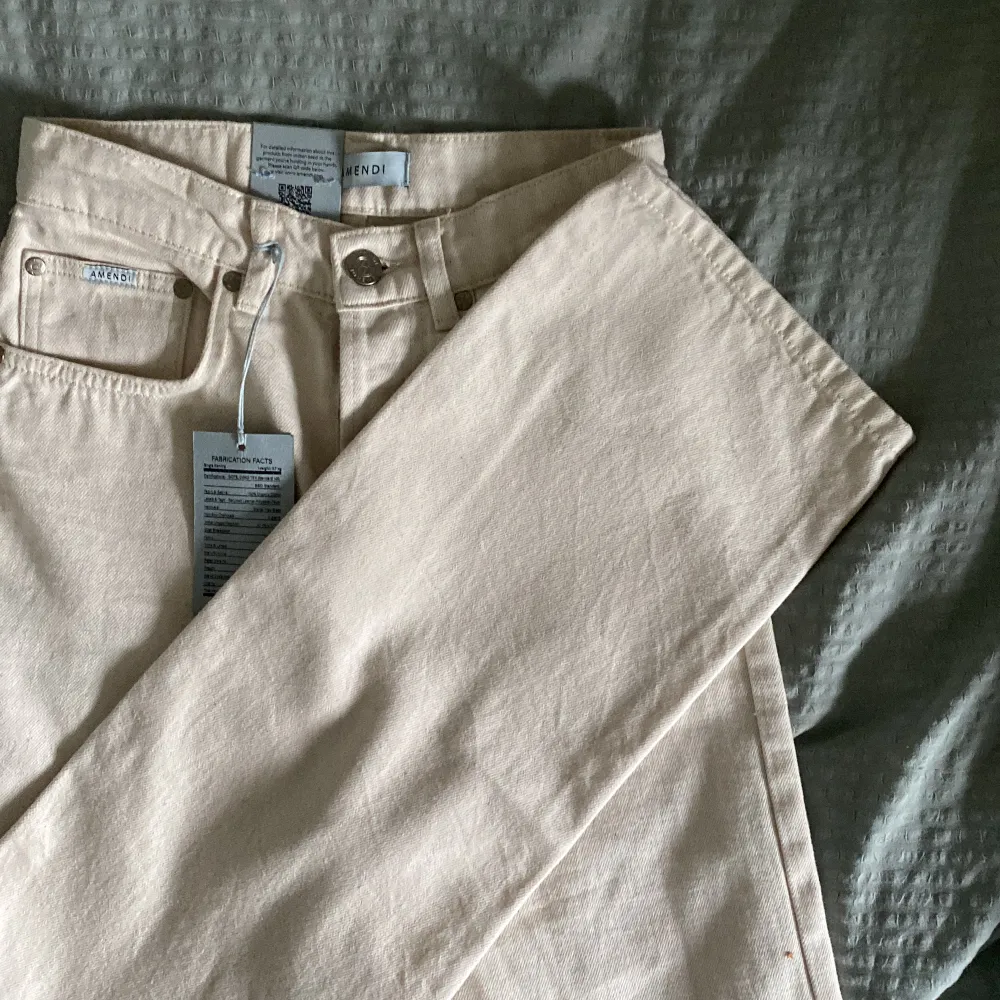Högmidjade beige vita jeans från amendi. Otroligt mjuka och sköna. Aldrig använda med prislapp kvar. Straight fit. . Jeans & Byxor.