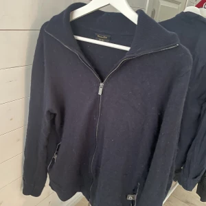 Massimo dutti full zip - Säljer min full zip från Massimo dutti som endast använts runt 5 gånger. den är i fint skick och har inga deffekter🙌🏻 Nypris på den här ligger runt 800. Den är i storlek M. Hör gärna av er om ni har några frågor eller vill se fler bilder.