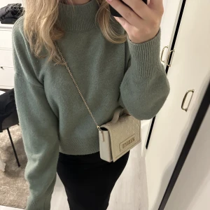 Stickad  - Superfin stickad tröja från & other stories i grön! Super fin färg och tröjan är mjuk alltså inte sticksig alls! Använd Max 5 gånger så fint skick. Storlek M. Hör av er vid frågor!