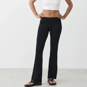 Yoga pants  - Hej! Säljer ett par nästintill oanvända yoga pants från Gina tricot i storlek XS säljer pga att dom är försmå och inte kommer till användning. Finns inga defekter eller slitningar på byxorna skriv vid intresse så skickar jag egna bilder på byxorna.