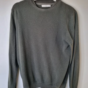 Mango långärmad  - Storlek medium, men lite liten i storleken. bra skick! Mörkgrön.