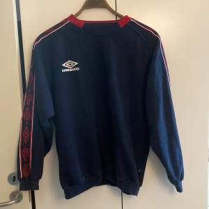 Umbro marinblå sweatshirt, kommer ej till användning. Köpt second hand, strl står ej, men S-M.