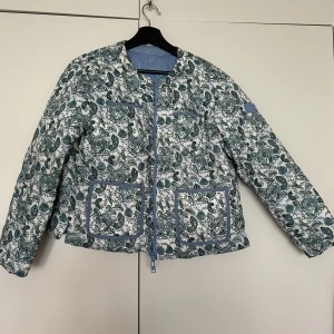 Mönstrad jacka  - Super cool mönstrad jacka. Köpt i Spanien, kommer tyvärr inte till användning. Köparen står för frakt💕