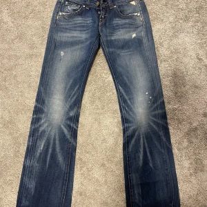 Replay jeans - As snygga, helt oanvända, replay jeans som jag tyvärr inte kan ha då de är för små för mig Midjemåttet rakt över: 37,5cm Innerbenslängd: 78,5cm