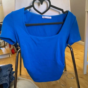 Topp  - Säljer denna super fina topp från zara som jag knappt använt. 