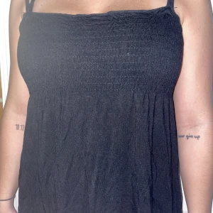 Svart topp - Säljer denna tröja från Gina Tricot för att jag aldrig använder den. I bra skick. 