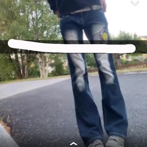 CRAZY AGE JEANS! - ett par skit kattiga crazy age jeans ja köpte här på plick! , helt perfekta med inga defekter! lite osäker på om ja ska sälja så skriv gärna om ni är det minsta intresserade! passar båda till storlek M och S skriv för mer bilder i dm! tryck ej på köp nu! 