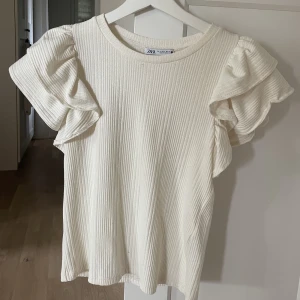 Topp  - Säljer den här super söta toppen från Zara, den är aldrig använd och endast provad 🩷 Den är natur vit & i storlek S 