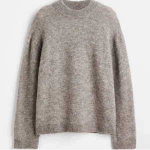 Stickad tröja - Jätte fin stickad tröja från hm i fint skick. Kommer tyvärr inte till användning längre😢