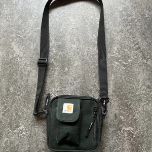 Carhartt väska - Axelremsväska Bra skick Storlek kan justeras Olivgrön/mörkgrön