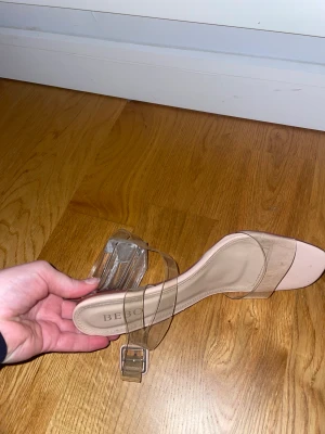 Genomskinliga klackar oanvända  - Storlek 37 från asos 