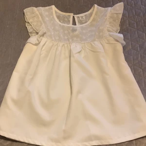 Vit blus men volang ärmar  - En vit blus med volang ärmar från shein💘 Använd 1 gång , skriv för mer bilder❣️Storlek 11-12 passar även för 13 år 