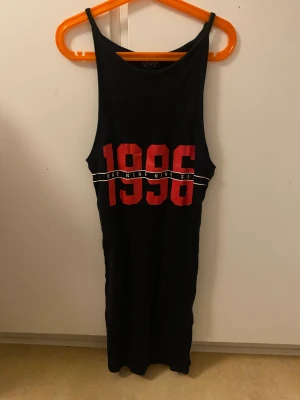 Klänning - Köpt väldigt länge och är ganska använd.  Lite tunn bra för sommaren och skicket tycker jag är fortfarande bra. Träffas gärna i borås!