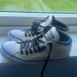 Vita converse - Otroligt fräscha converse, helt oanvända, vita/cream, syns lite lim från sidan men skick 8/10.