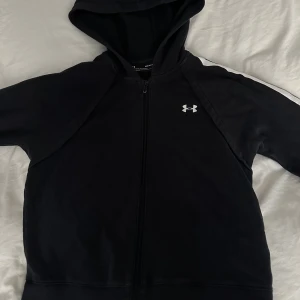 Under Armour zip hoodie  - Zip hoodie från Under Armour. Mycket använd men i okej skick🌸