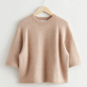 Stickad T-shirt från & other stories - Stickad T-shirt från & other stories. Knappt använd så mycket bra skick, i den varma beiga färgen. Inga skambud, höj med minst 10kr vid varje bud! ❤️