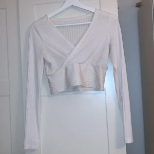 Basic vit topp  - Basic vit topp med urringning 