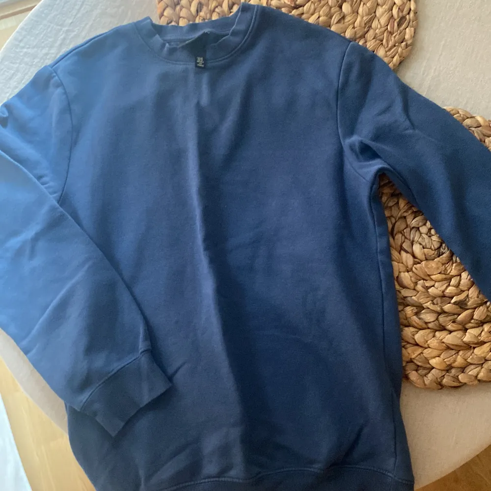 Mörkblå sweatshirt köpt på H&Ms herravdelning. Storlek XS. Tröjor & Koftor.