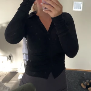 Tröja med knappar - tröja i bra skick alla knappar på den är kvar osv bra skick, passar tyvärr inte mig längre💕