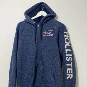 Vintage Hollister Kofta/Hoodie, Storlek L - Nyskick Hollister kofta/hoodie. Storlek L, Vid funderingar och frågor är det bara och kontakta mig! Och kan mötas upp vid köp, lättare, snabbare, mindre vänte tid och smidigare för oss båda!