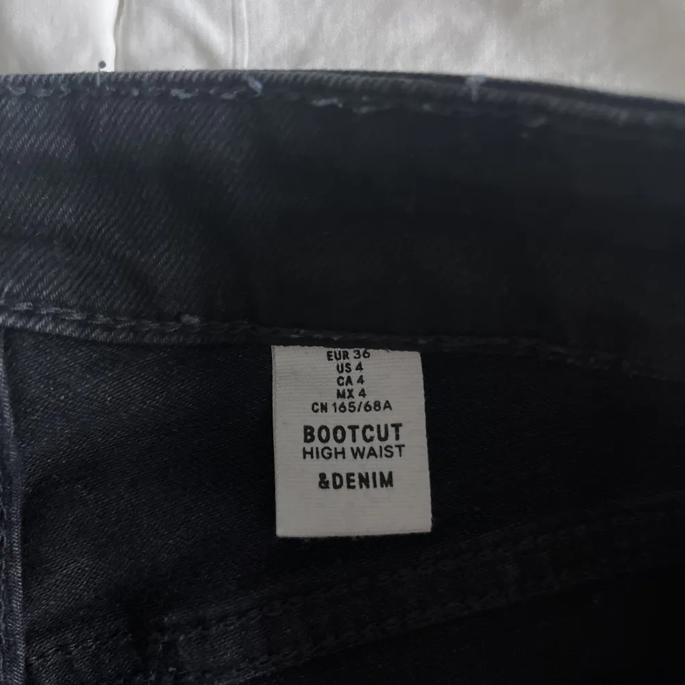 Bootcut jeans från H&M! Säljer då de inte kommer till användning längre😊Frakt kan diskuteras! :). Jeans & Byxor.